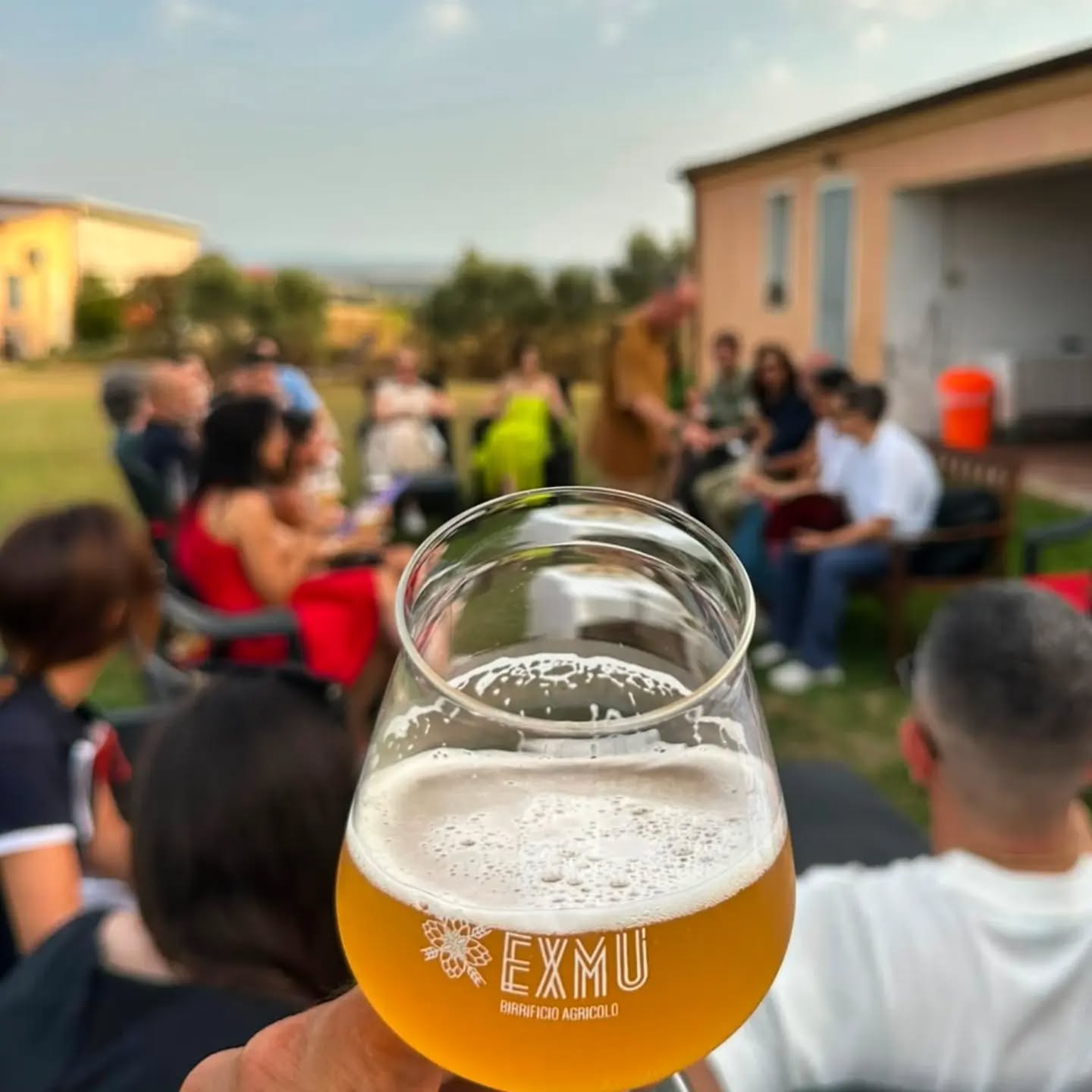 Un brindisi con birra EXMU negli spazi all’aperto dell’azienda